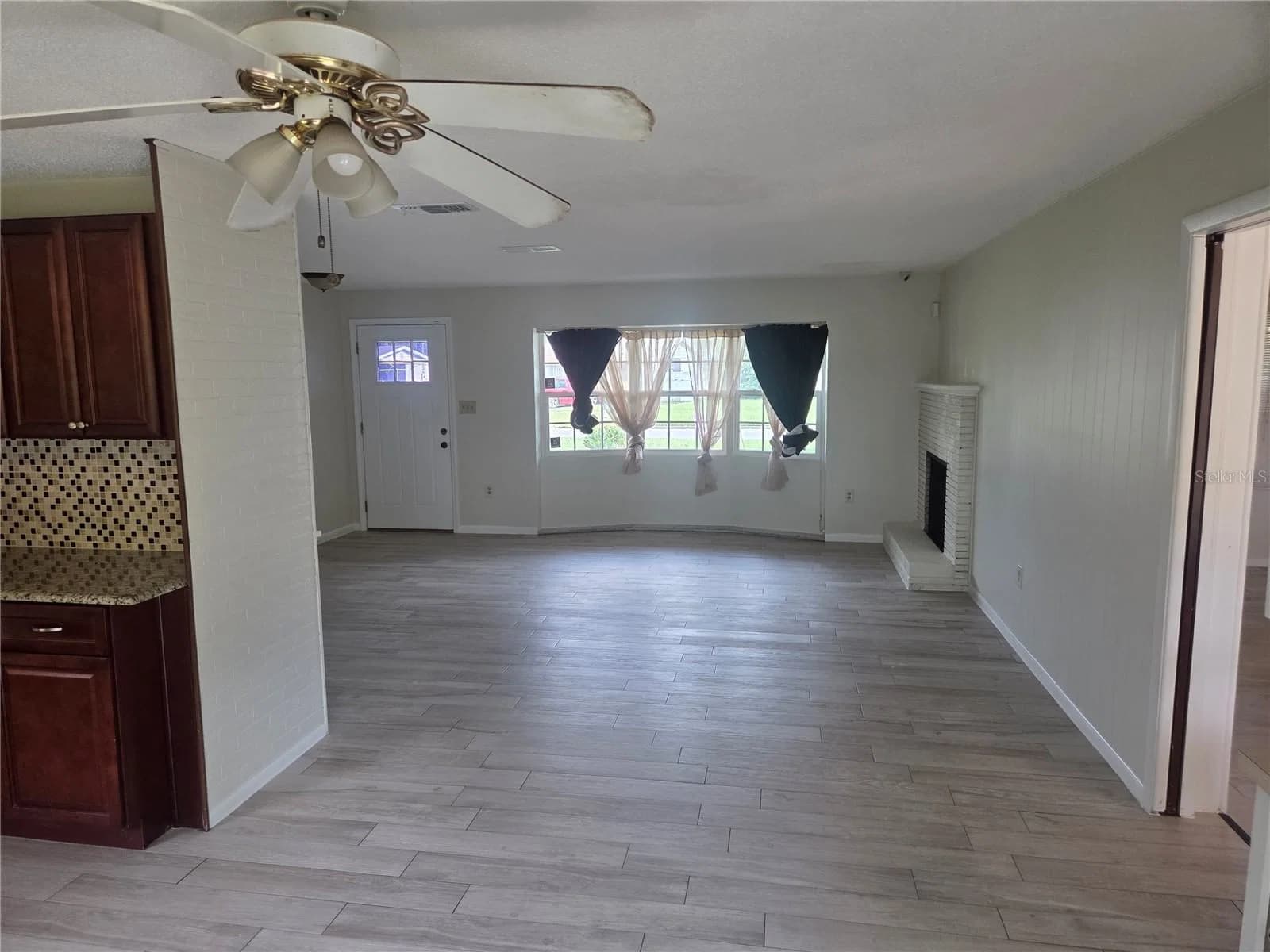 Photo 5 of 5903 RIVIERA Drive