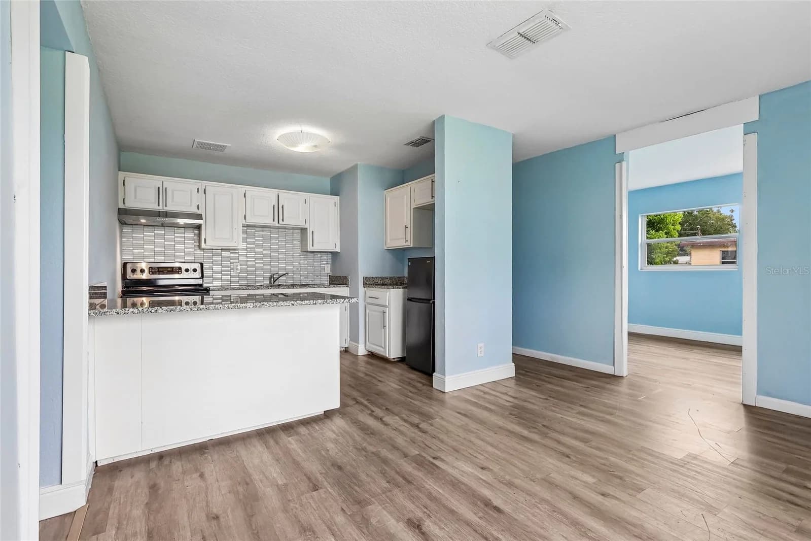 Photo 4 of 4821 SHOSHONE Street
