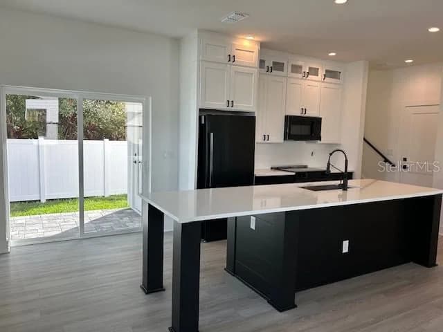 Photo 4 of 2051 PEEL Avenue