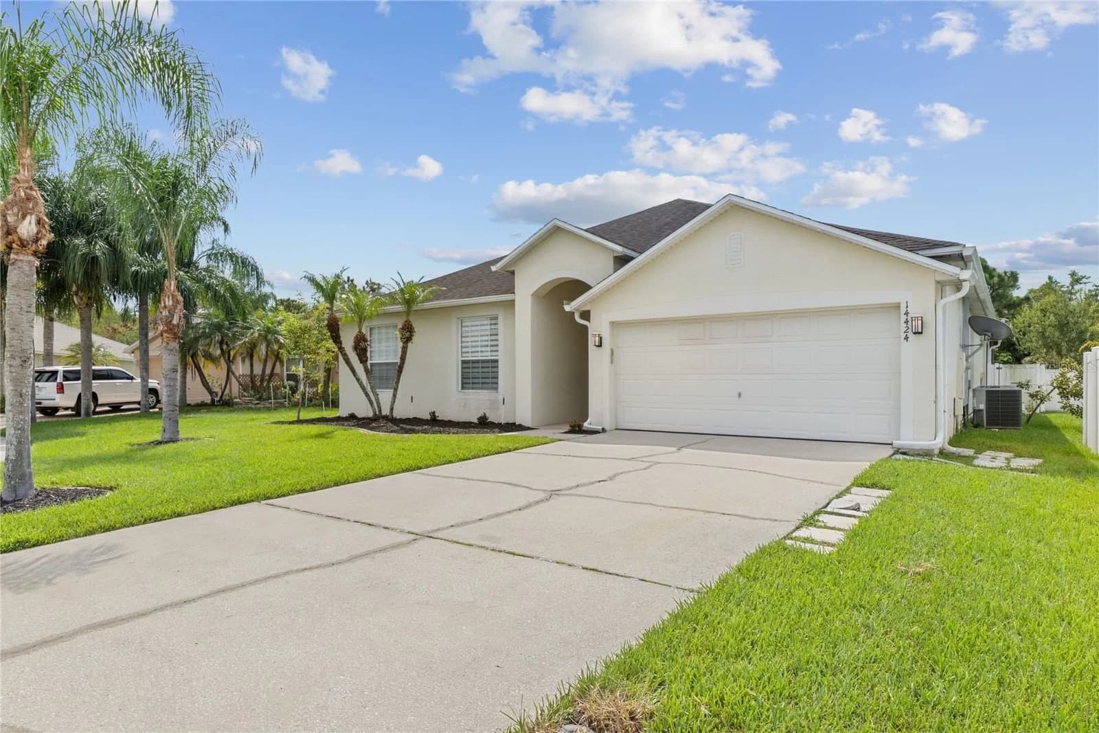 Photo 4 of 14424 BABYLON Way