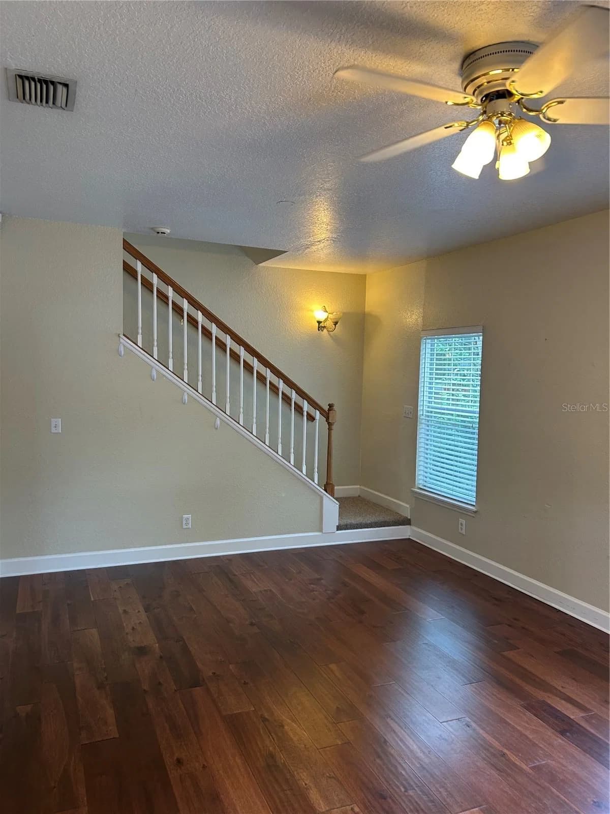 Photo 5 of 920 HAMPTON Avenue