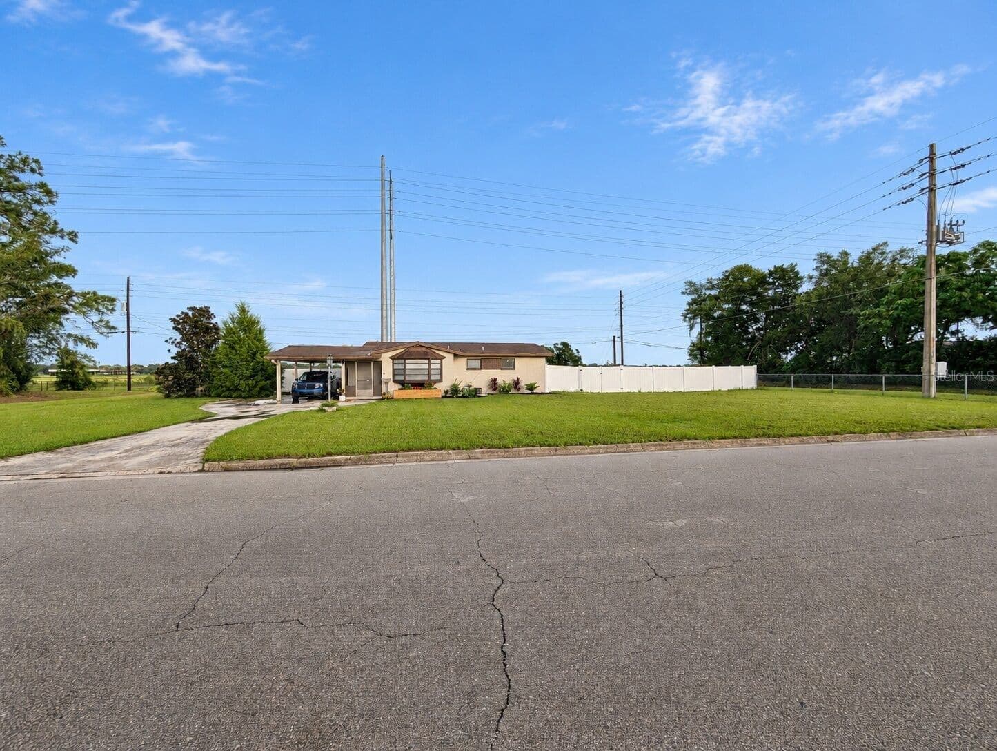 Photo 4 of 801 BROCKWAY Avenue