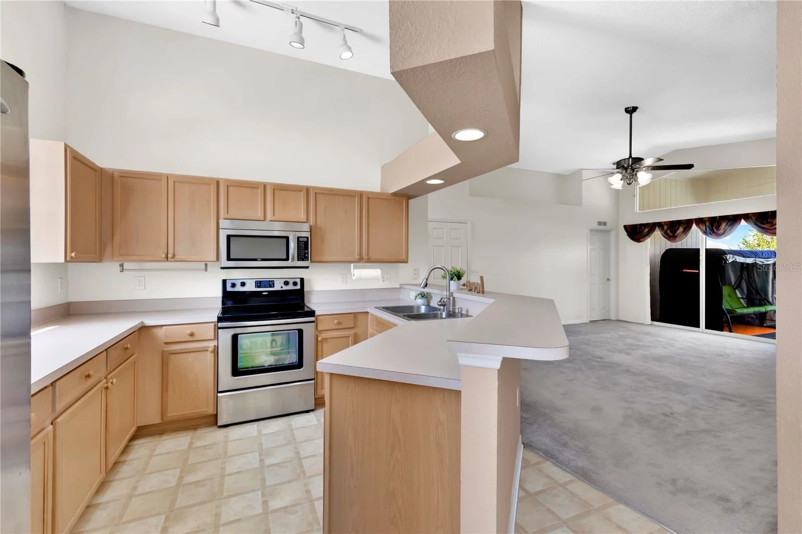 Photo 4 of 246 WINDRIDGE Street