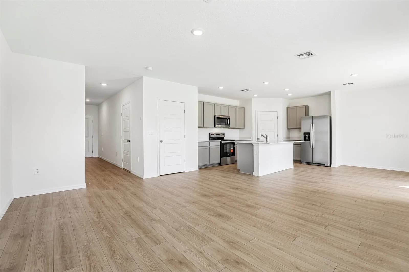 Photo 4 of 1515 LAS PALMAS Street