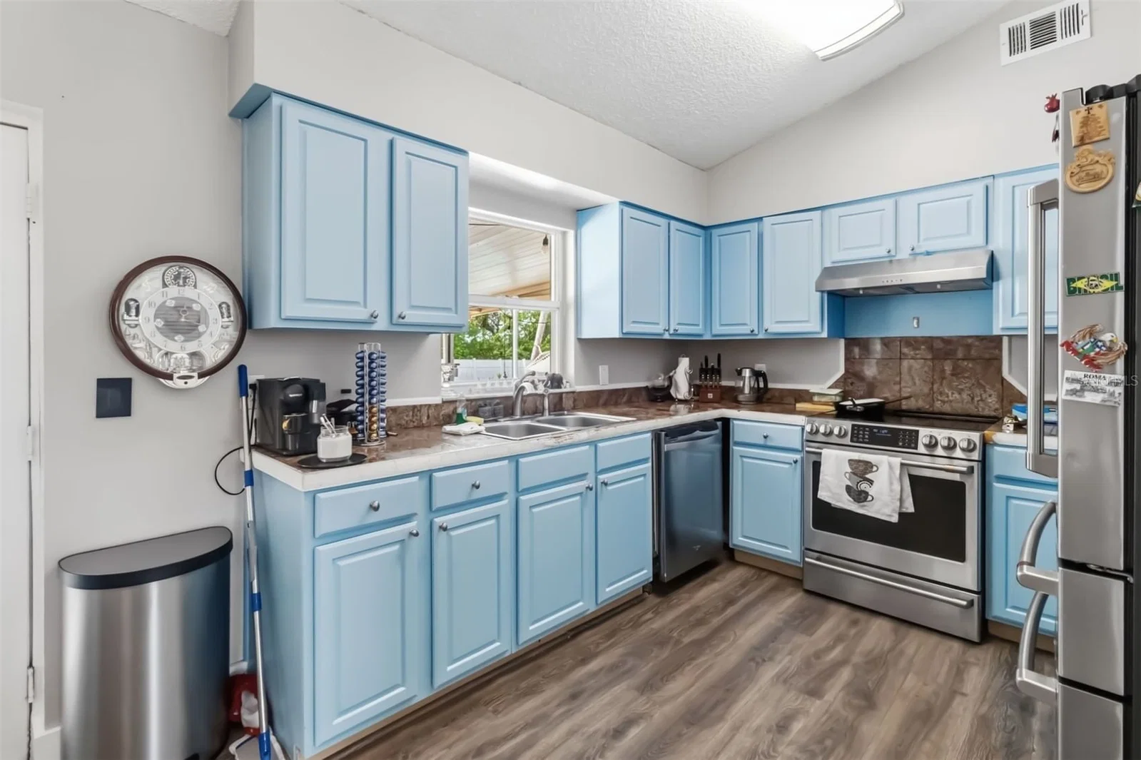 Photo 5 of 7826 BARBERRY Drive