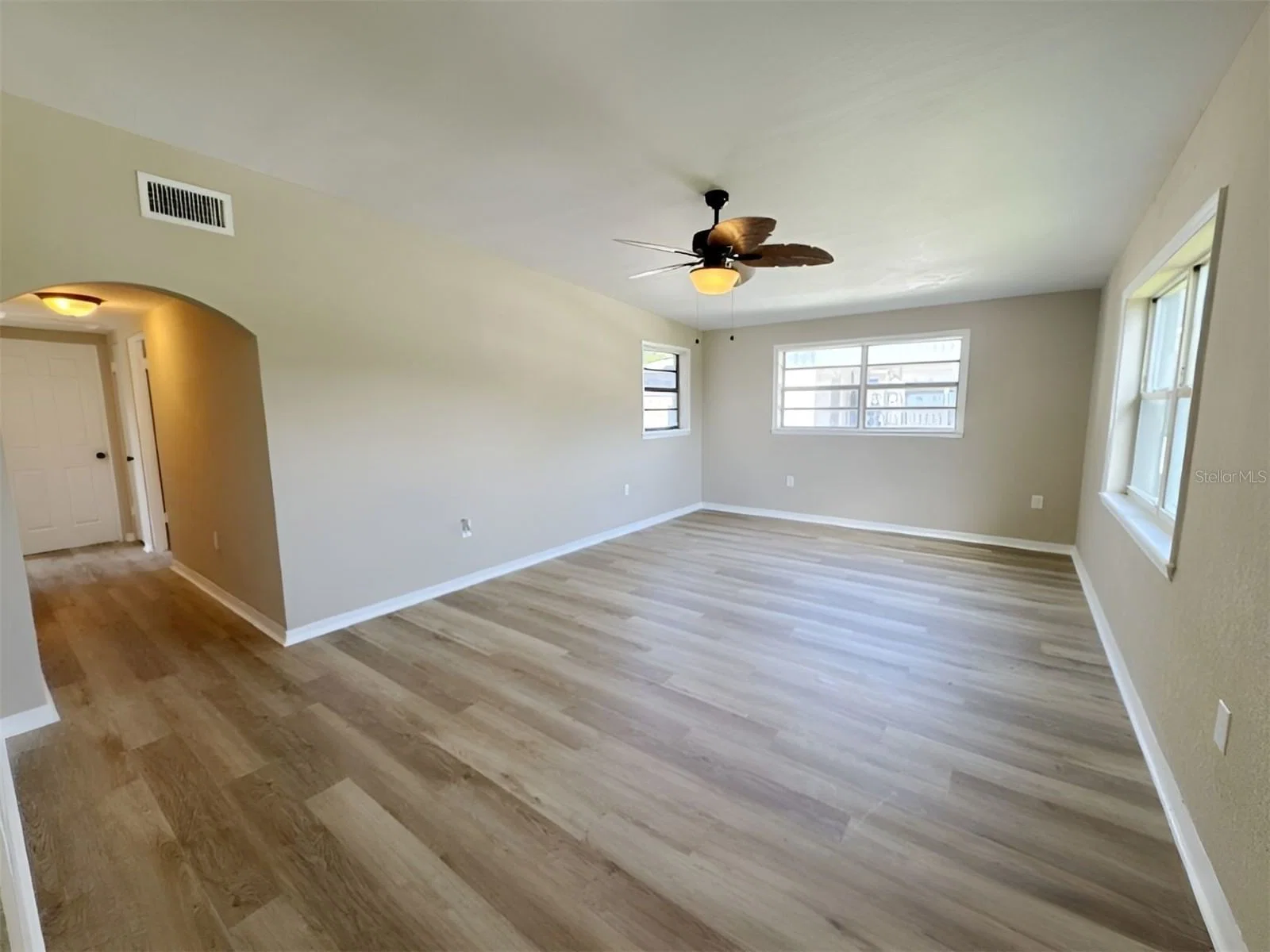 2136 LINDEN Road