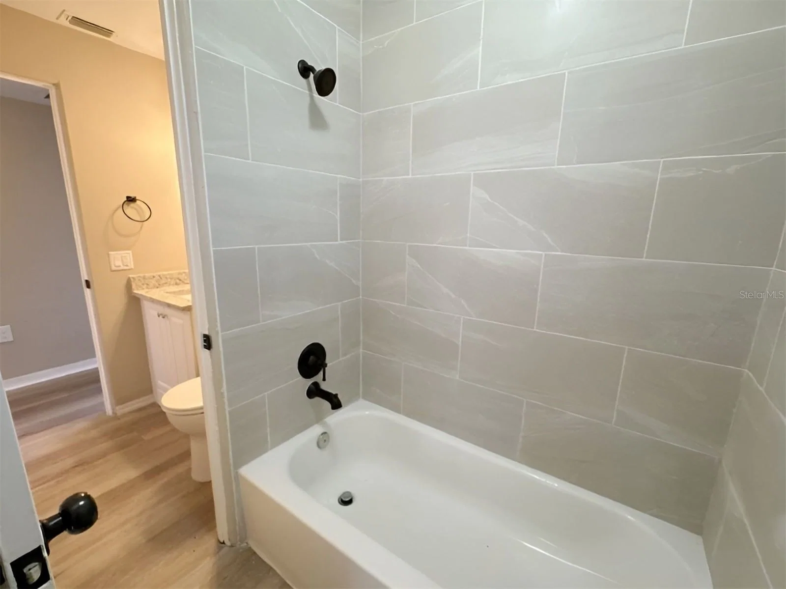 Photo 4 of 2136 LINDEN Road