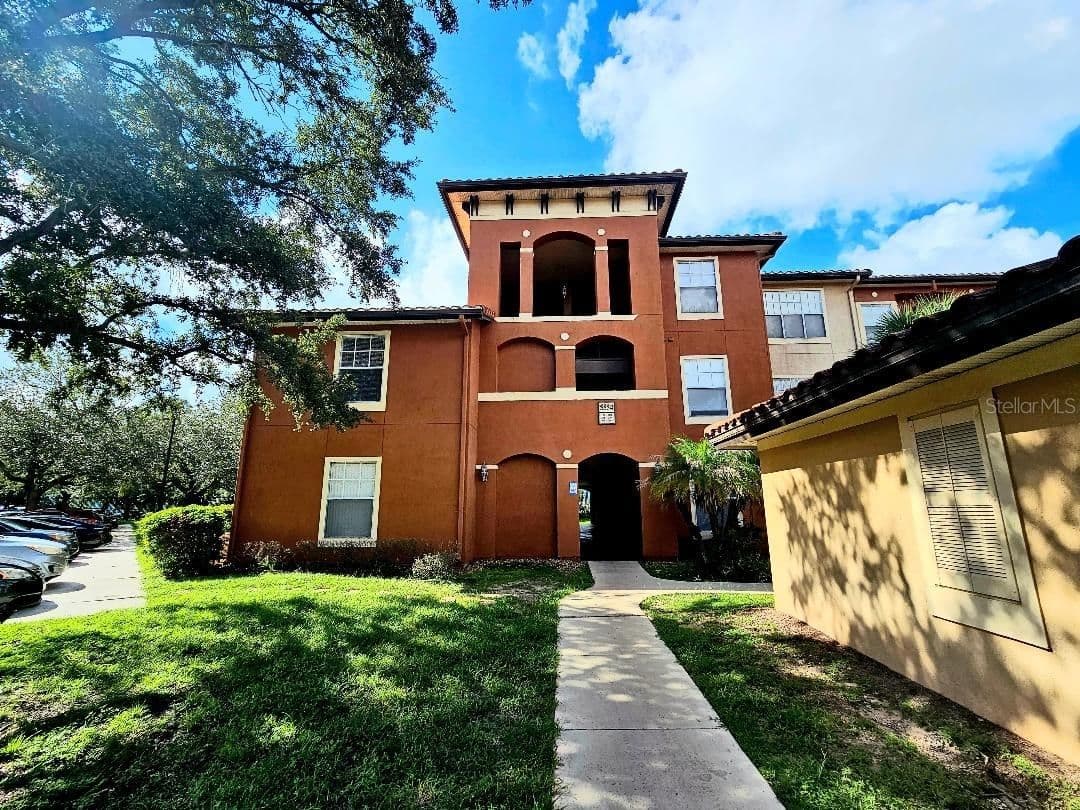 5572 METROWEST Boulevard #312