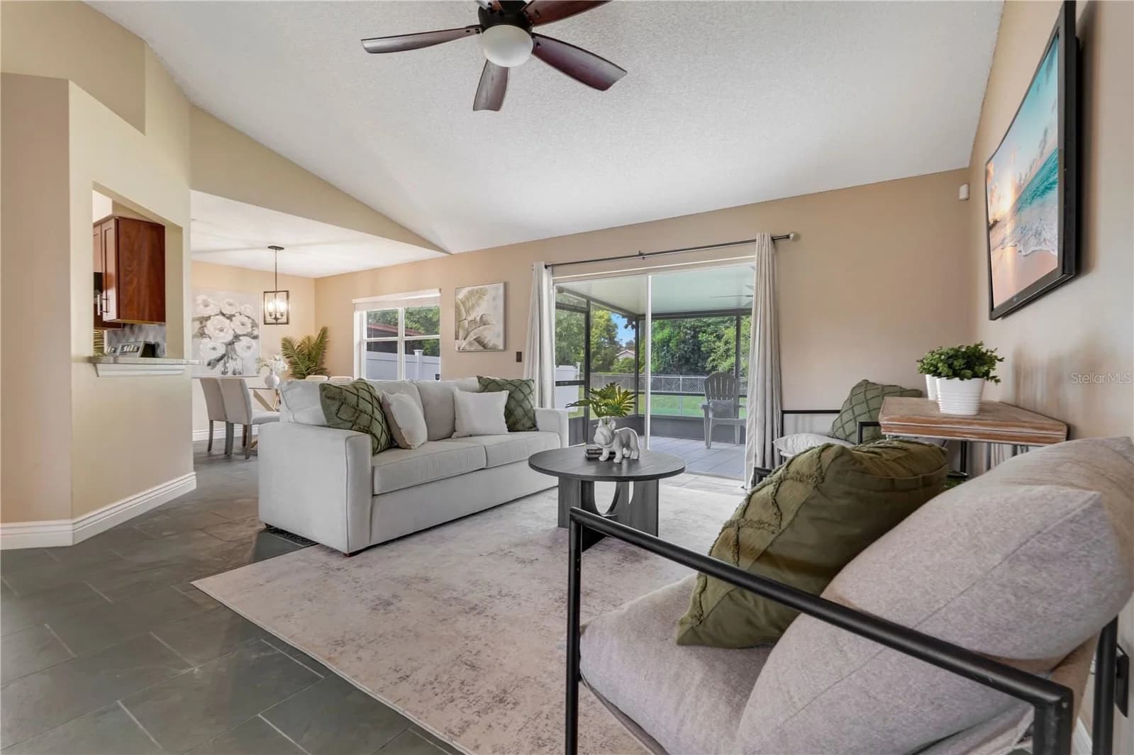 Photo 4 of 1324 SILVERTHORN Drive