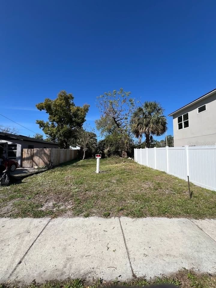 Photo 4 of 706 LEE Avenue
