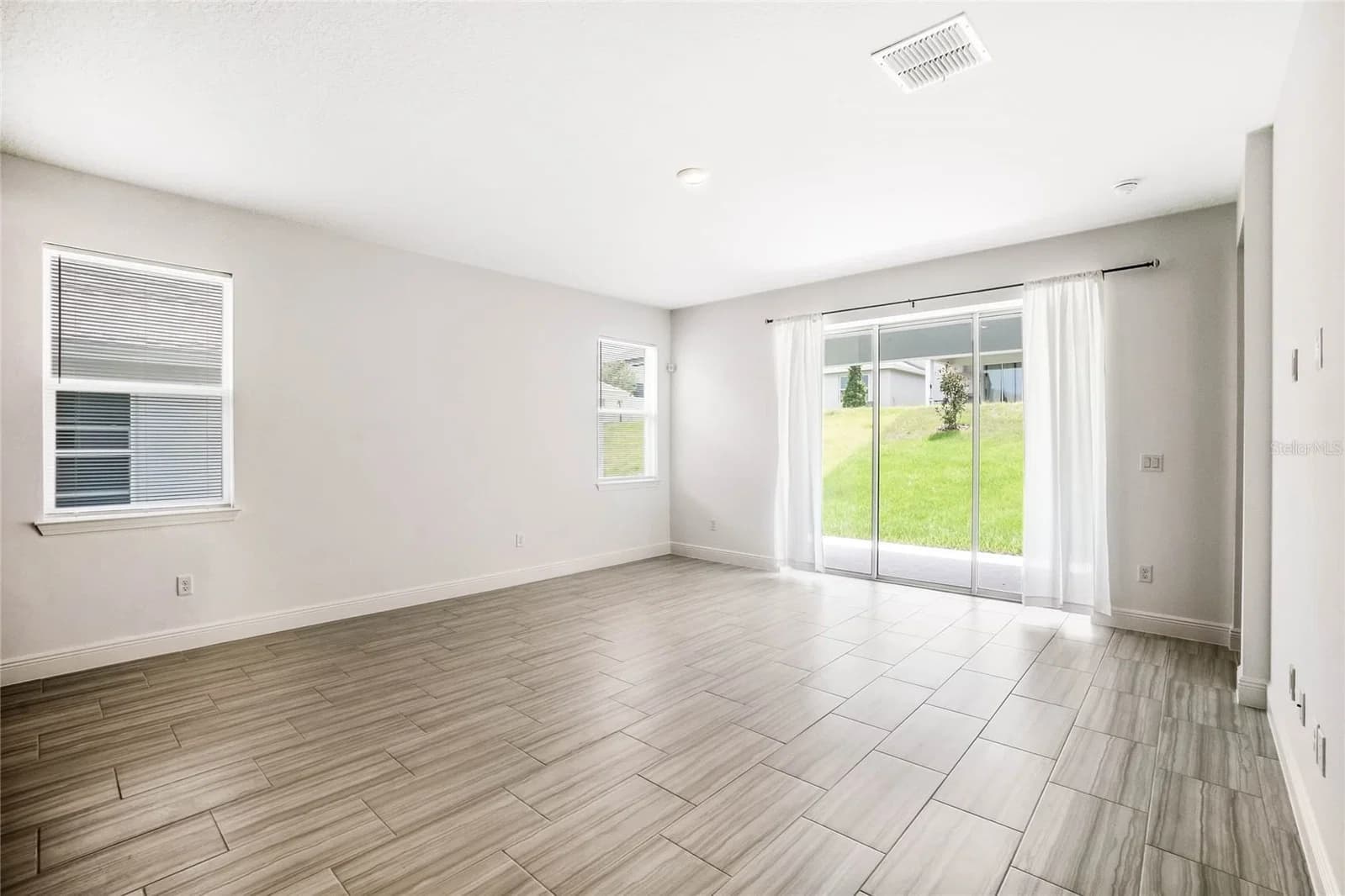 Photo 5 of 4438 LIONS GATE Avenue