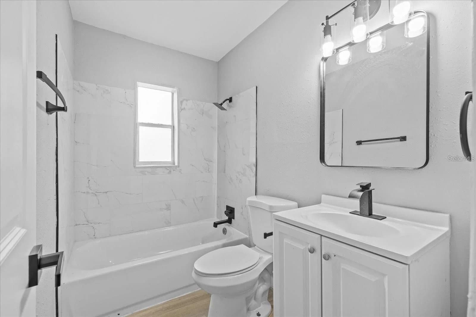 Photo 5 of 405 NE AVENUE M