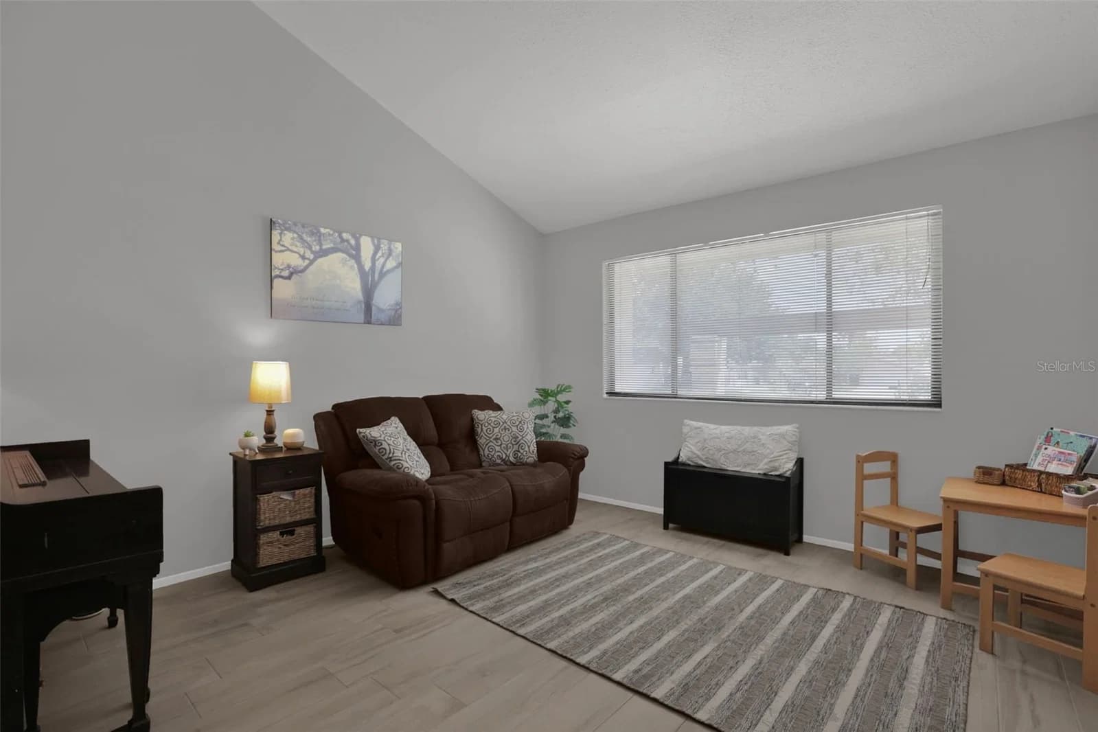 Photo 5 of 990 WAVERLY Drive
