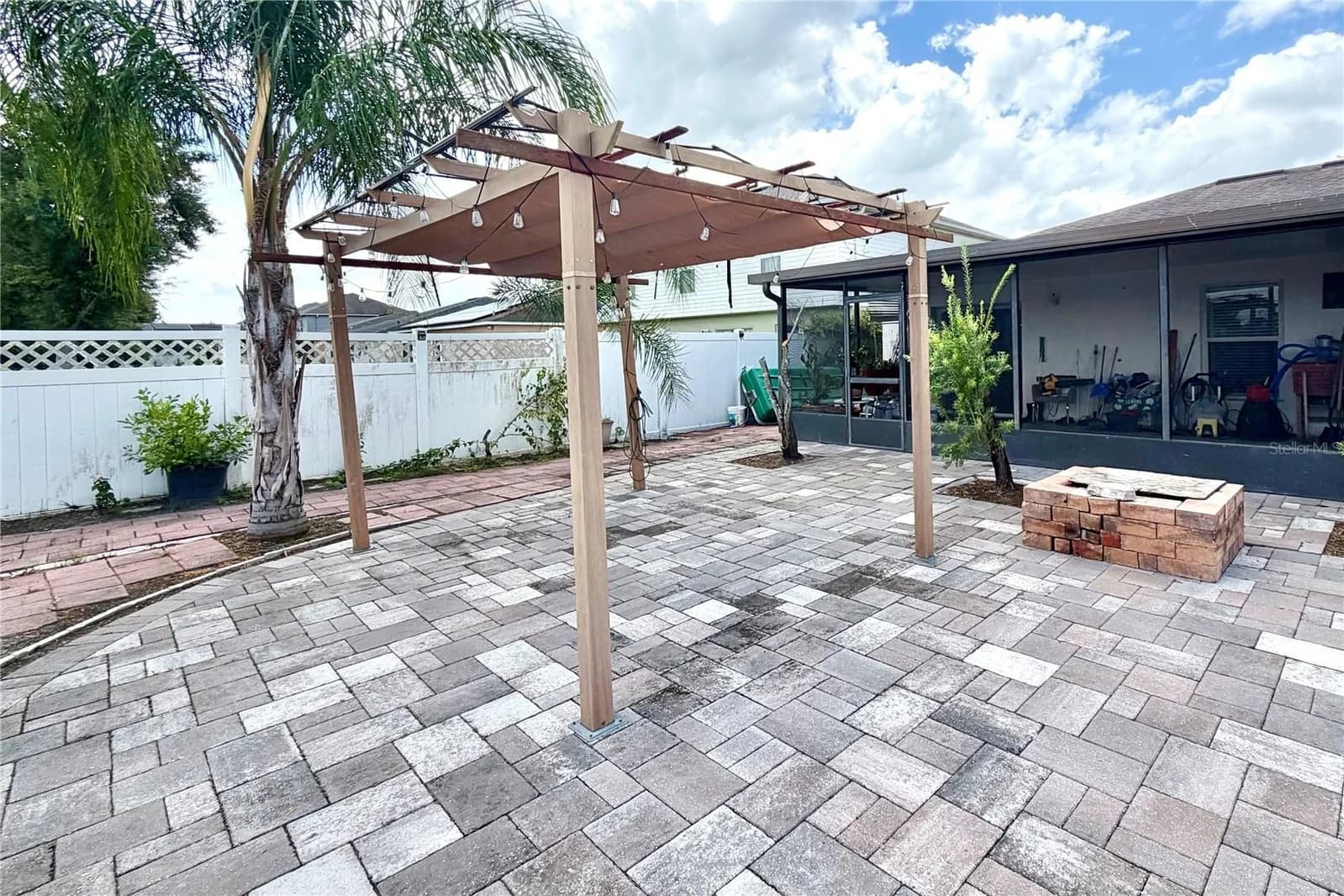 Photo 5 of 11836 BENTRY Street