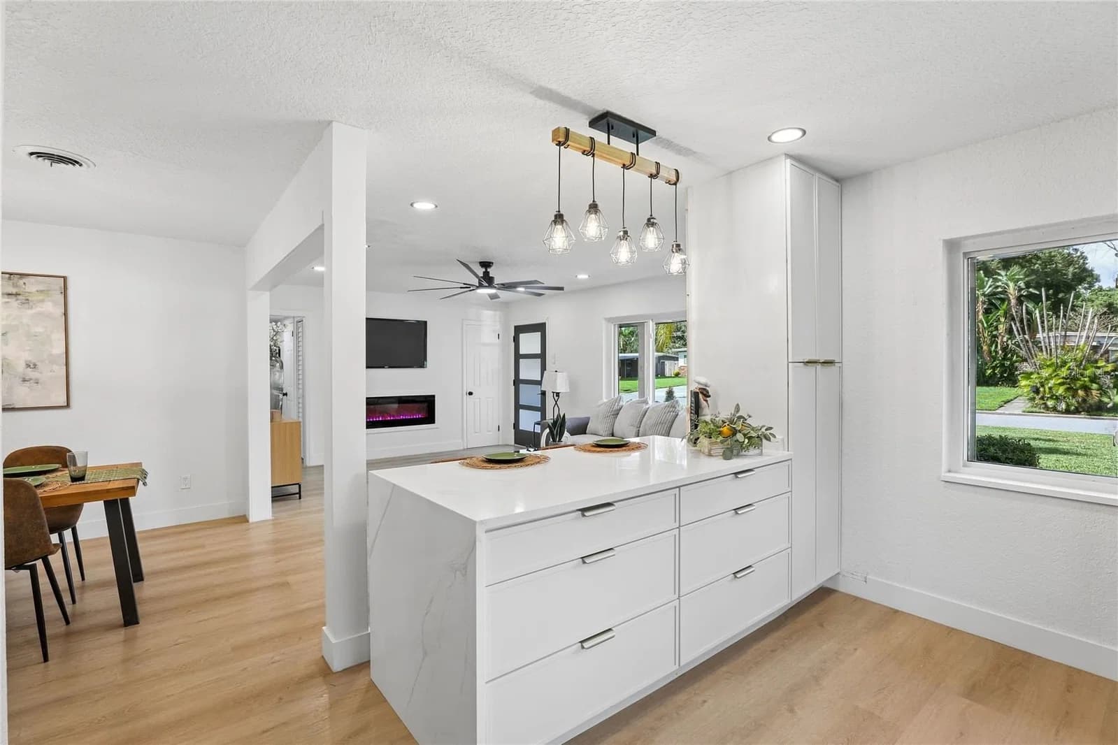 Photo 5 of 1718 CAMPBELL Avenue