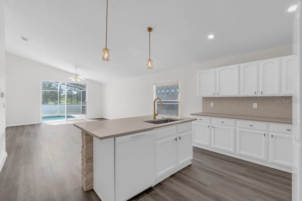 Photo 5 of 15746 AUTUMN GLEN Avenue