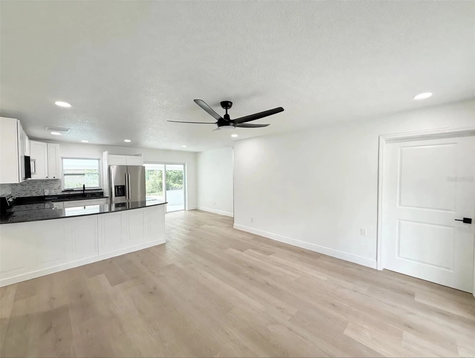 Photo 4 of 4058 LUAN Drive