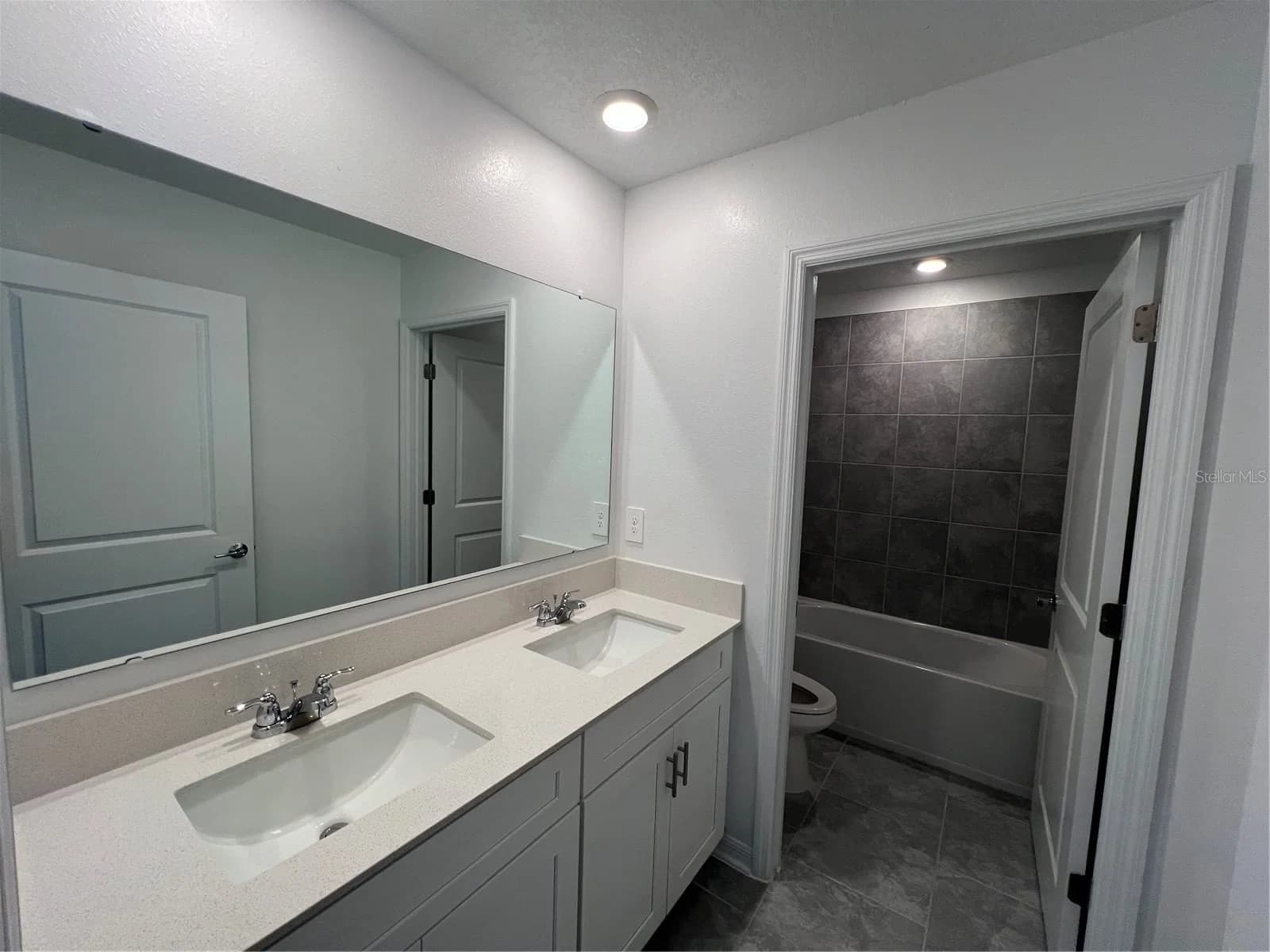 Photo 4 of 930 CATTLEMAN Street