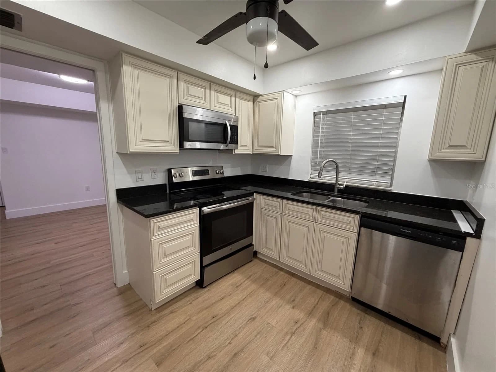 Photo 4 of 2225 HOLDEN Avenue #210