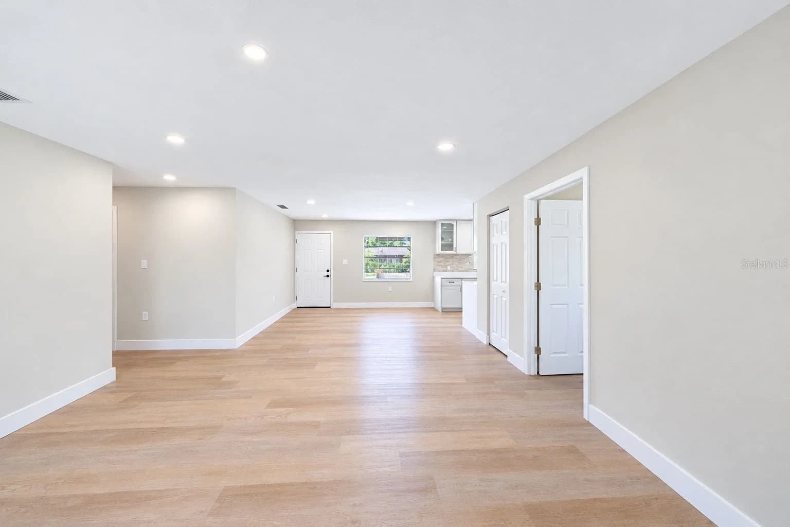 Photo 4 of 4925 ELESE Street