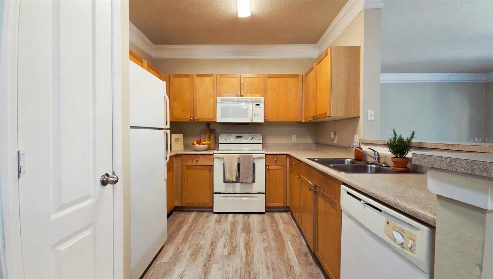Photo 4 of 8848 VILLA VIEW Circle #206
