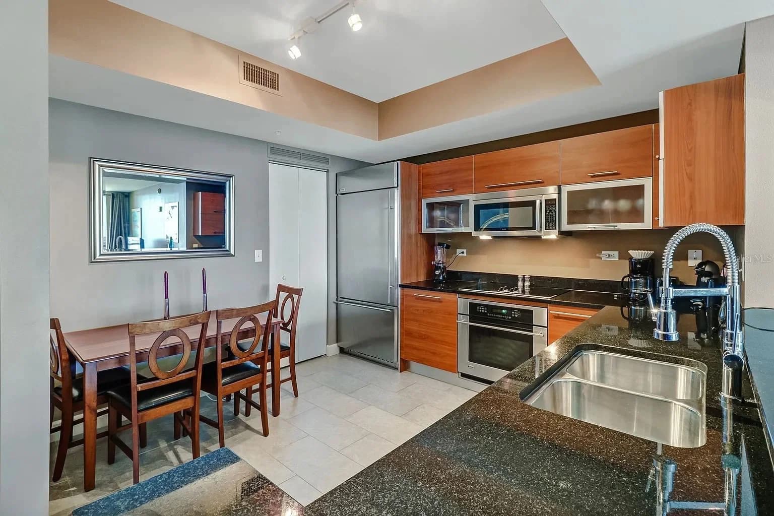 Photo 4 of 3000 OASIS GRAND Boulevard #1002