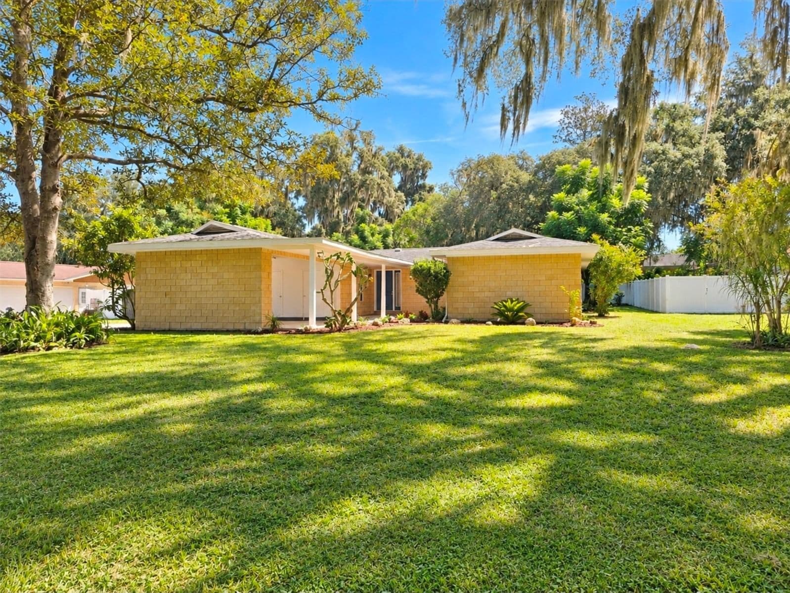 25 EMERALD Court
