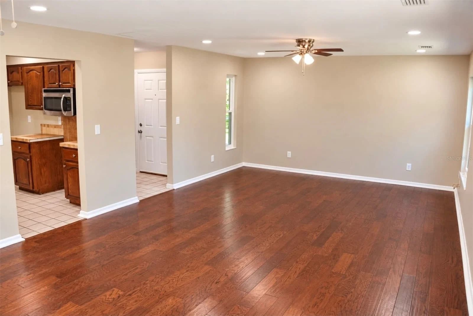 Photo 5 of 25 EMERALD Court