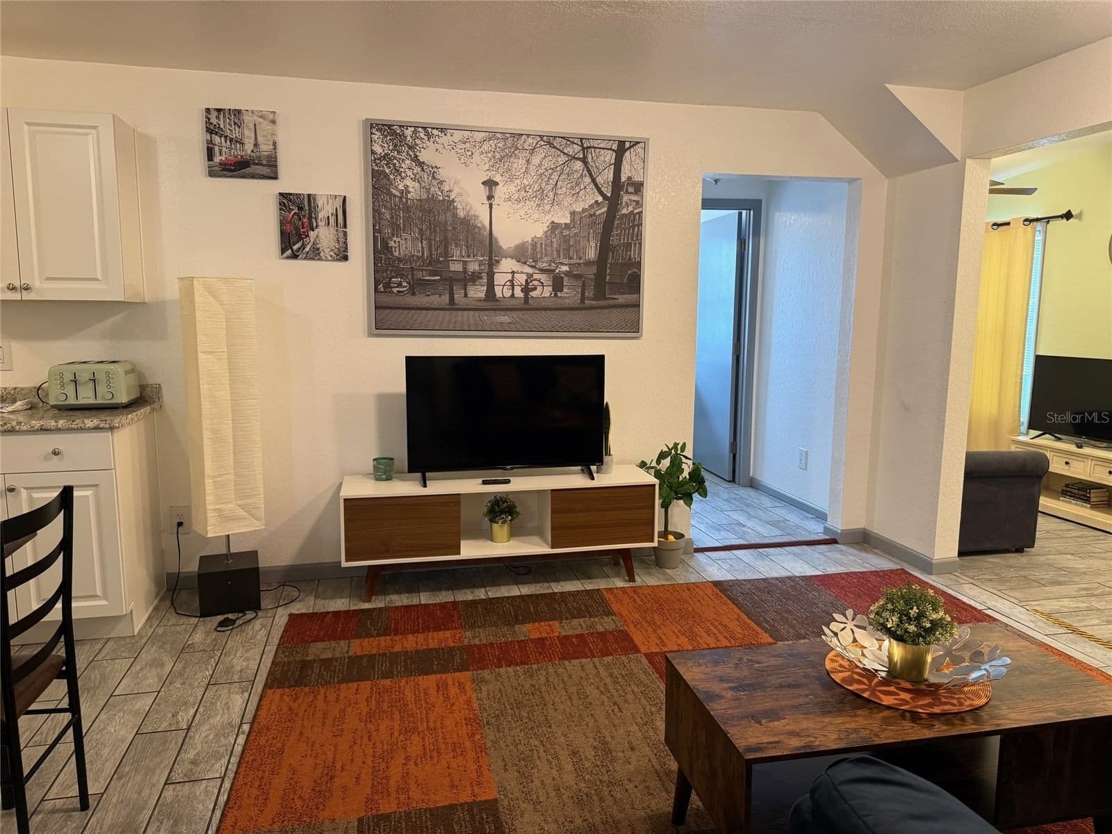Photo 5 of 907 N WABASH AVE