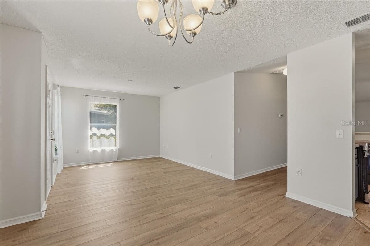 Photo 4 of 372 LAKE DAISY CIR