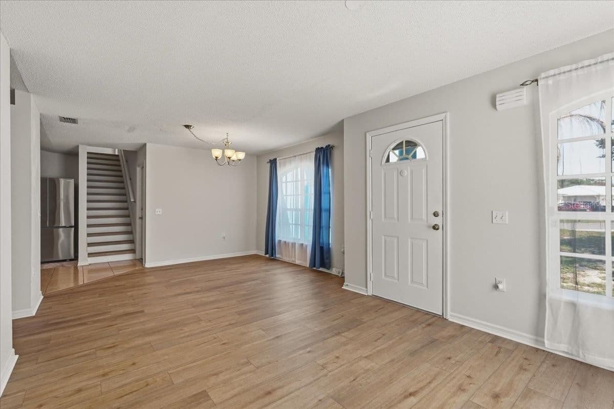 Photo 5 of 372 LAKE DAISY CIR