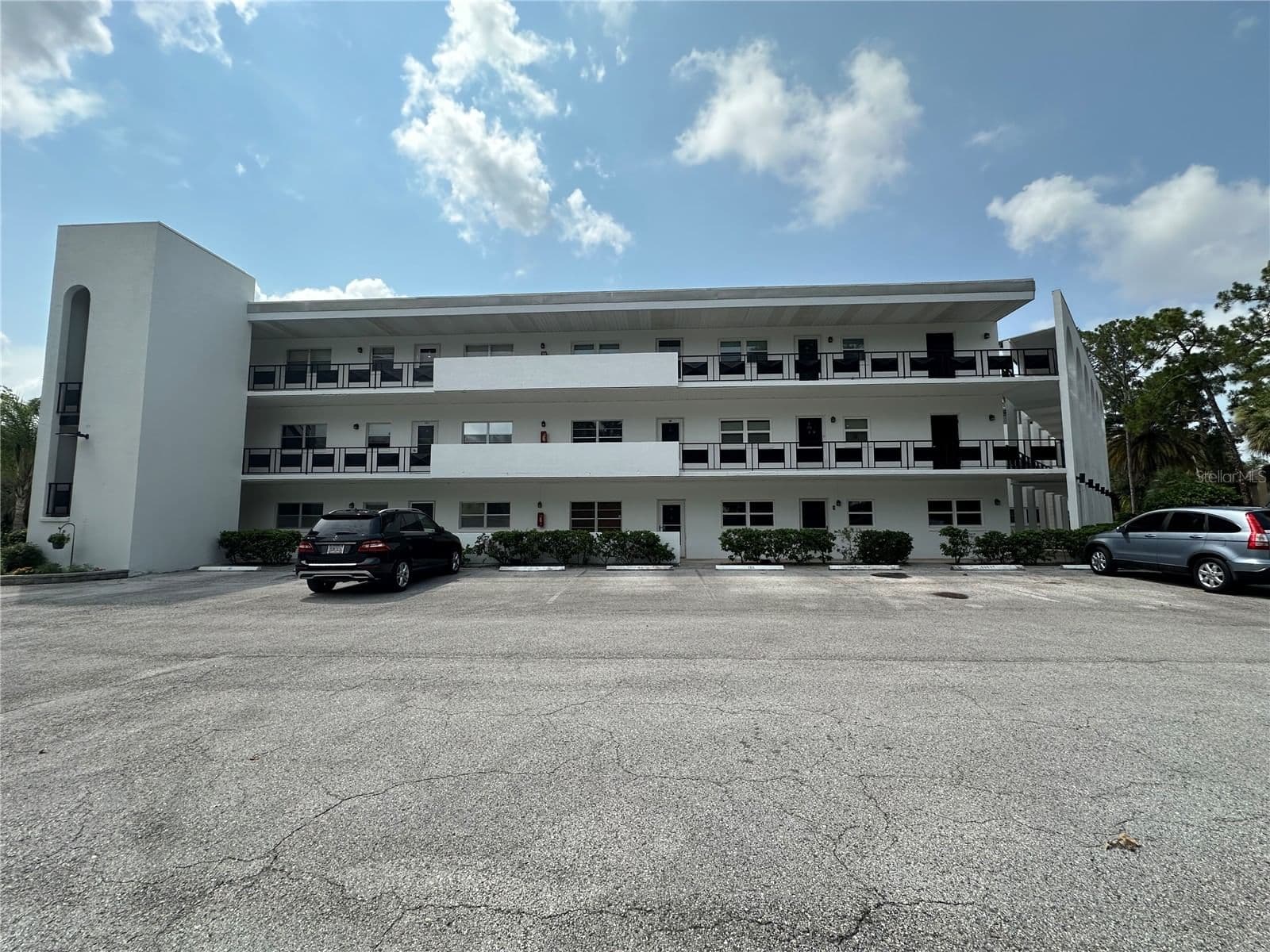 100 EL CAMINO DR