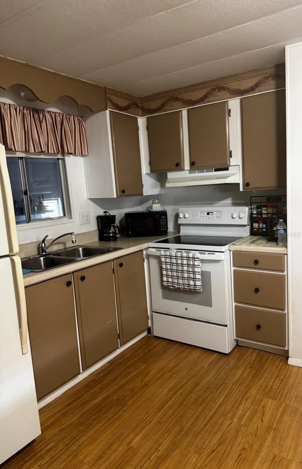 Photo 4 of 215 EDGEWOOD Boulevard