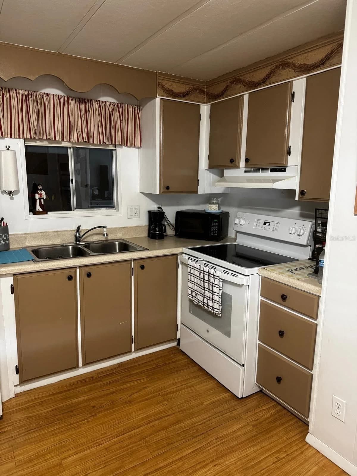 Photo 5 of 215 EDGEWOOD Boulevard