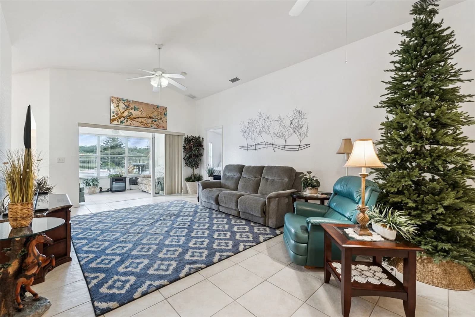 Photo 5 of 452 LAKE SUZANNE Drive