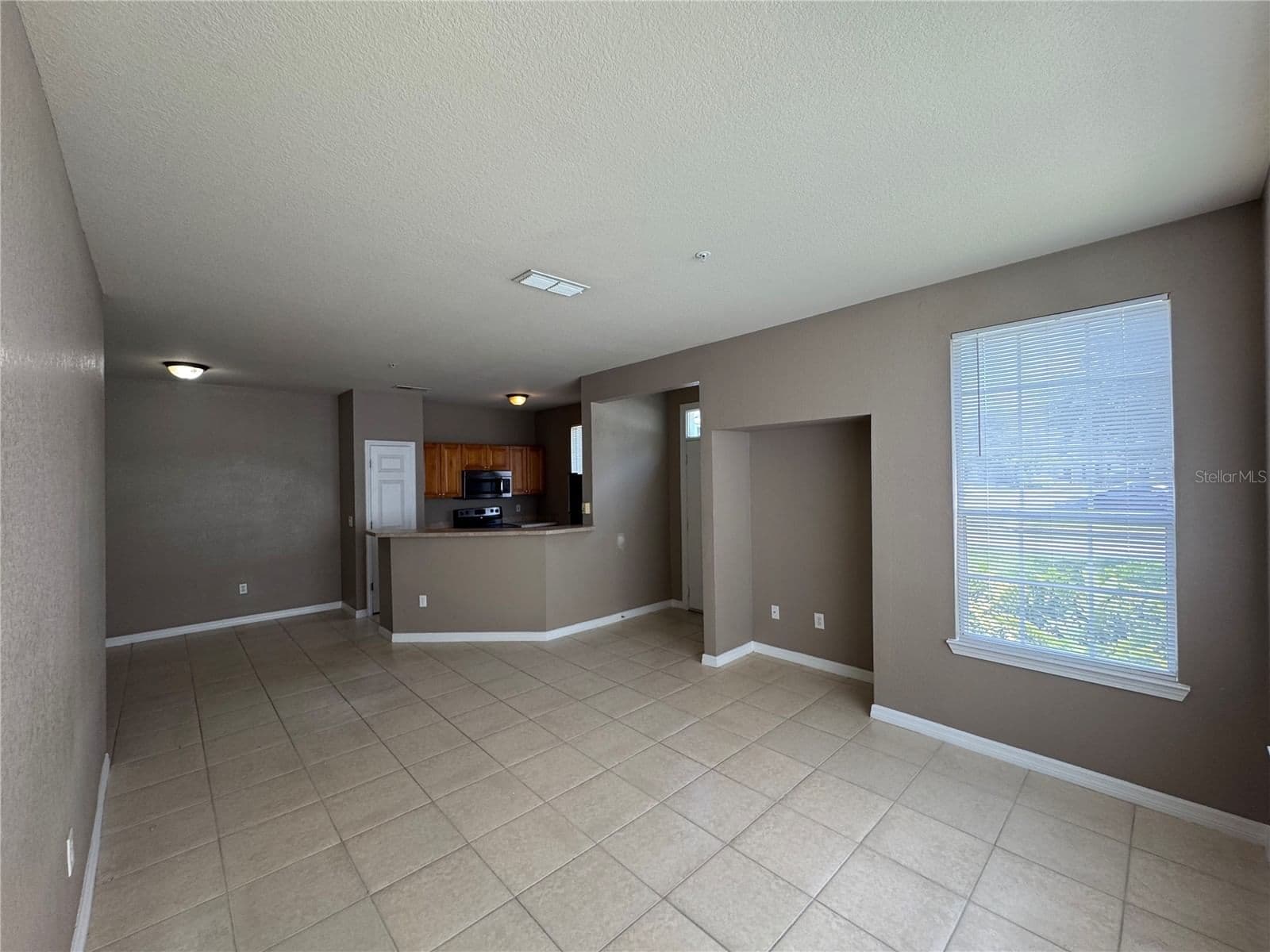 9061 LEE VISTA