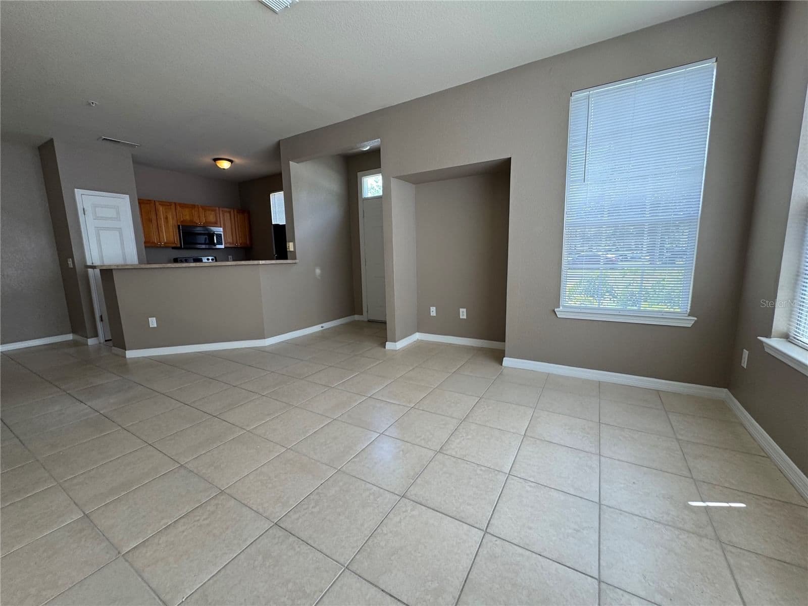 9061 LEE VISTA
