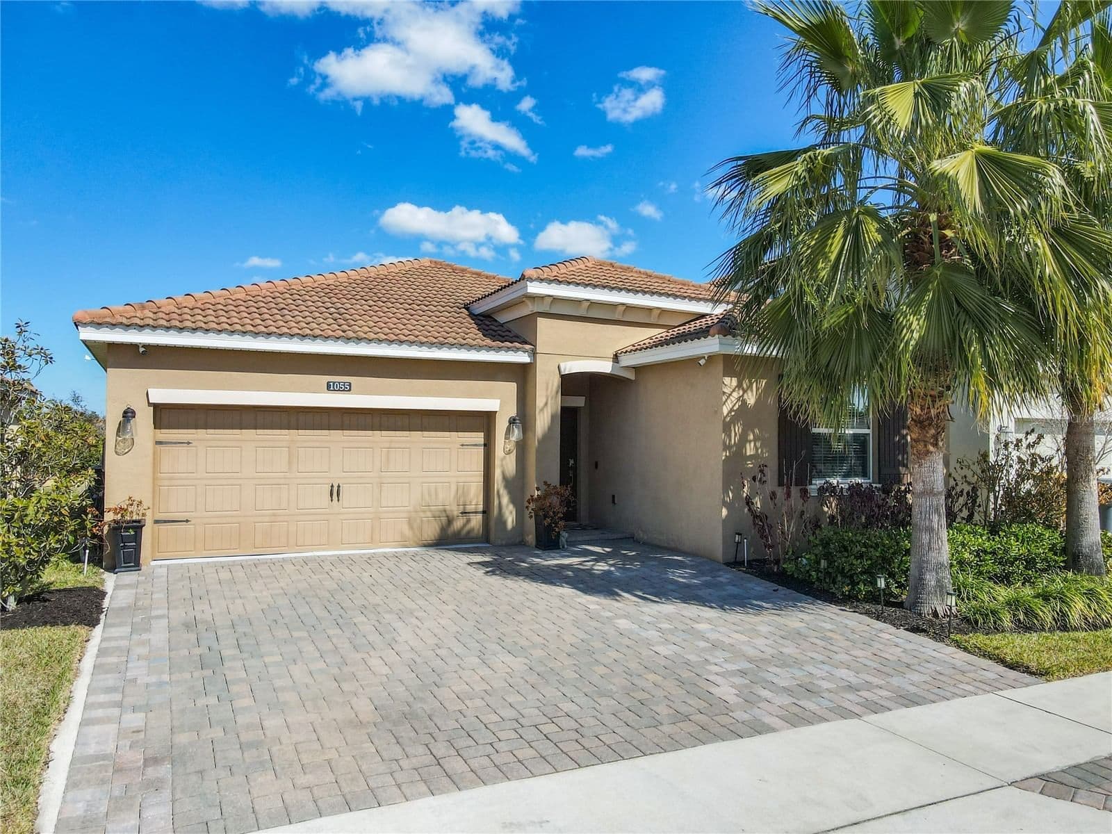 1055 OAK BLUFF