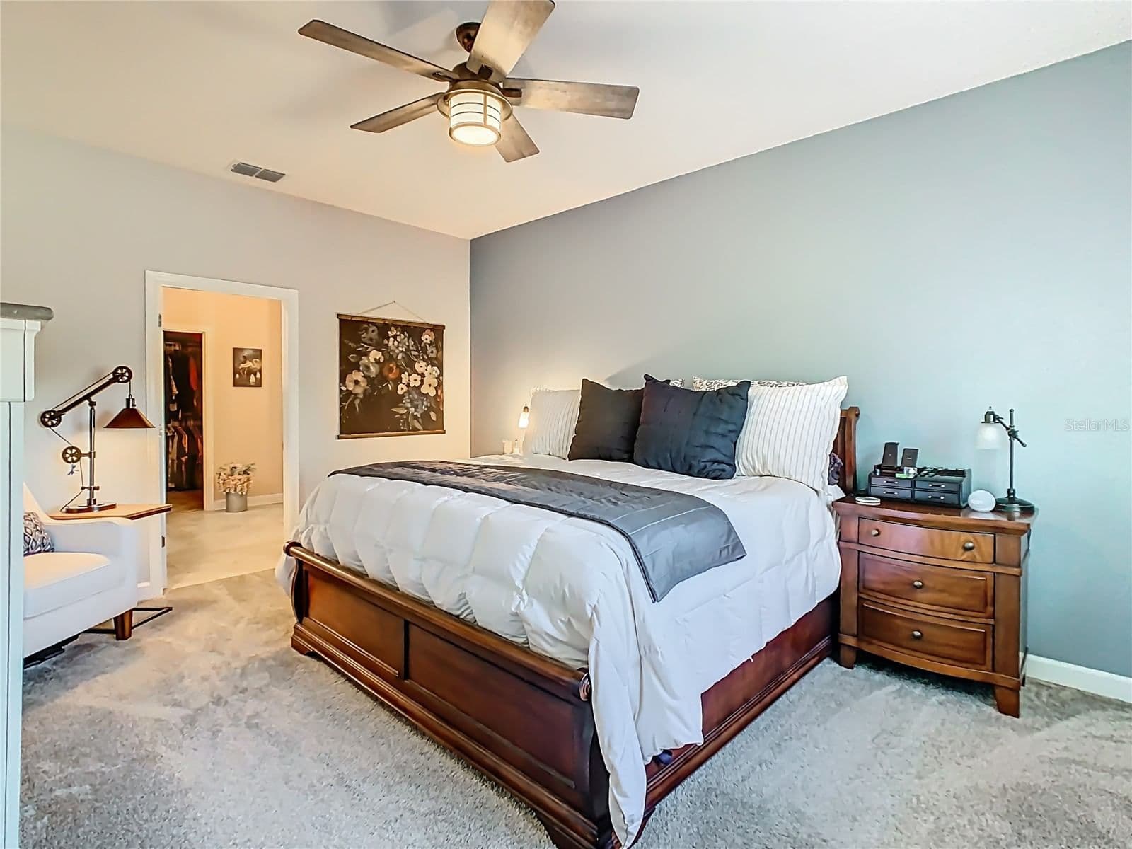 Photo 4 of 1055 OAK BLUFF