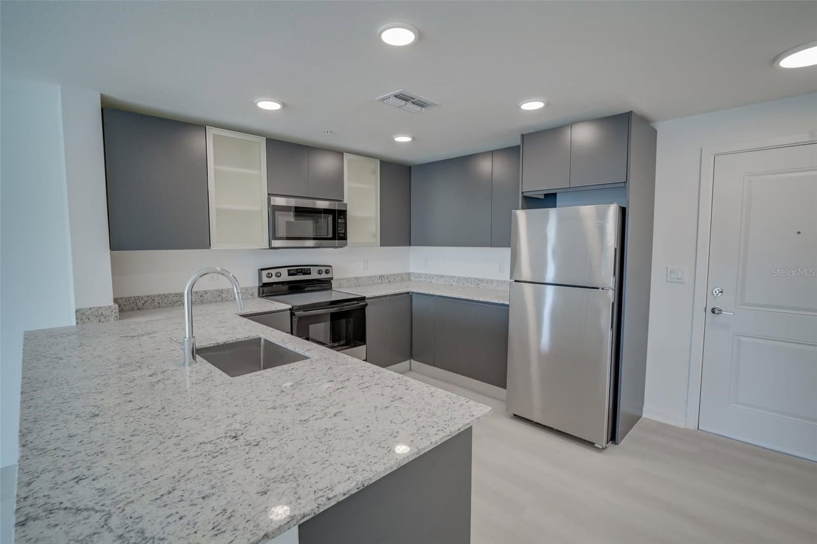 Photo 4 of 5587 MILLENIA PARK