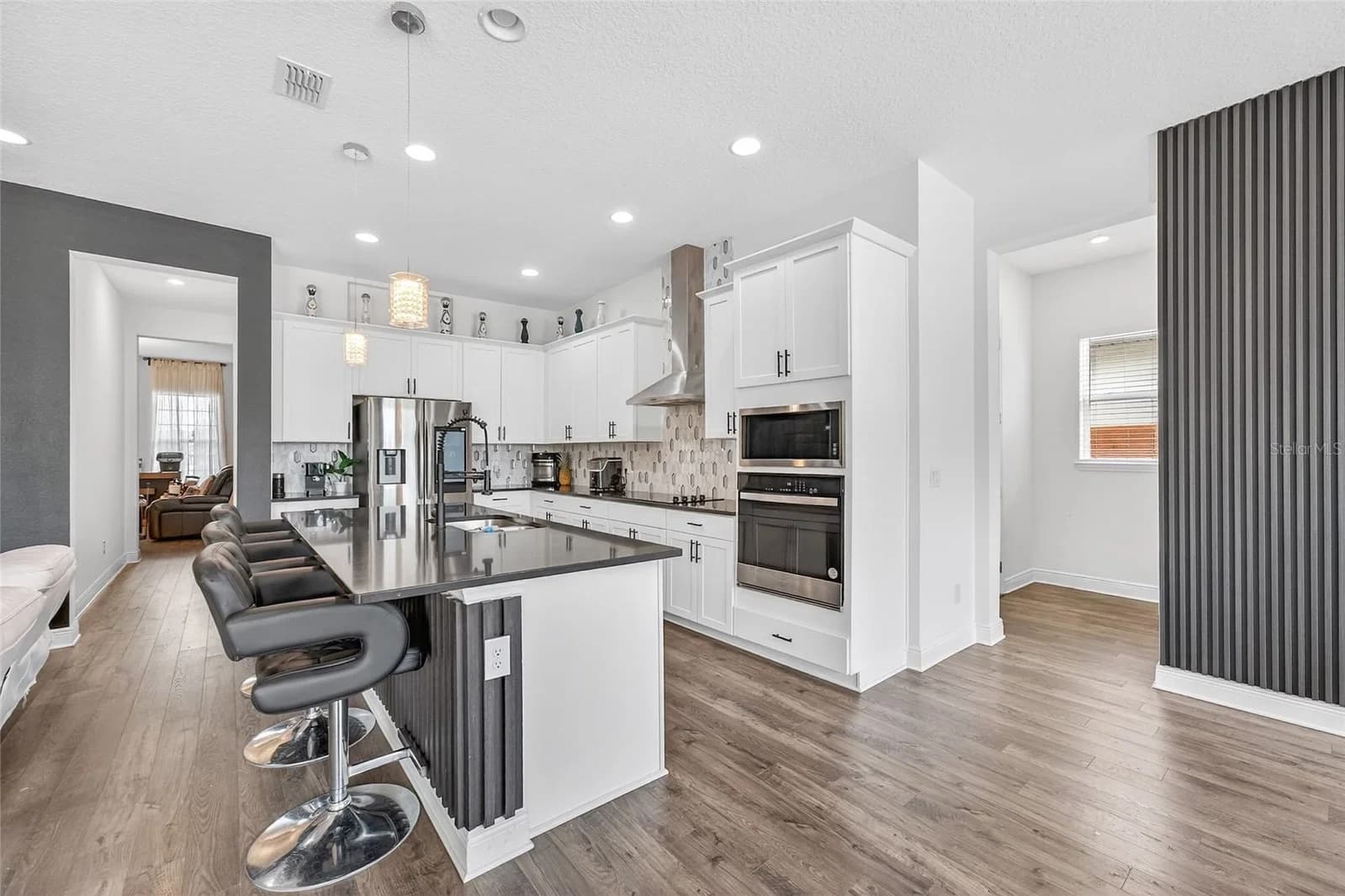 Photo 4 of 19076 PLANETREE Street