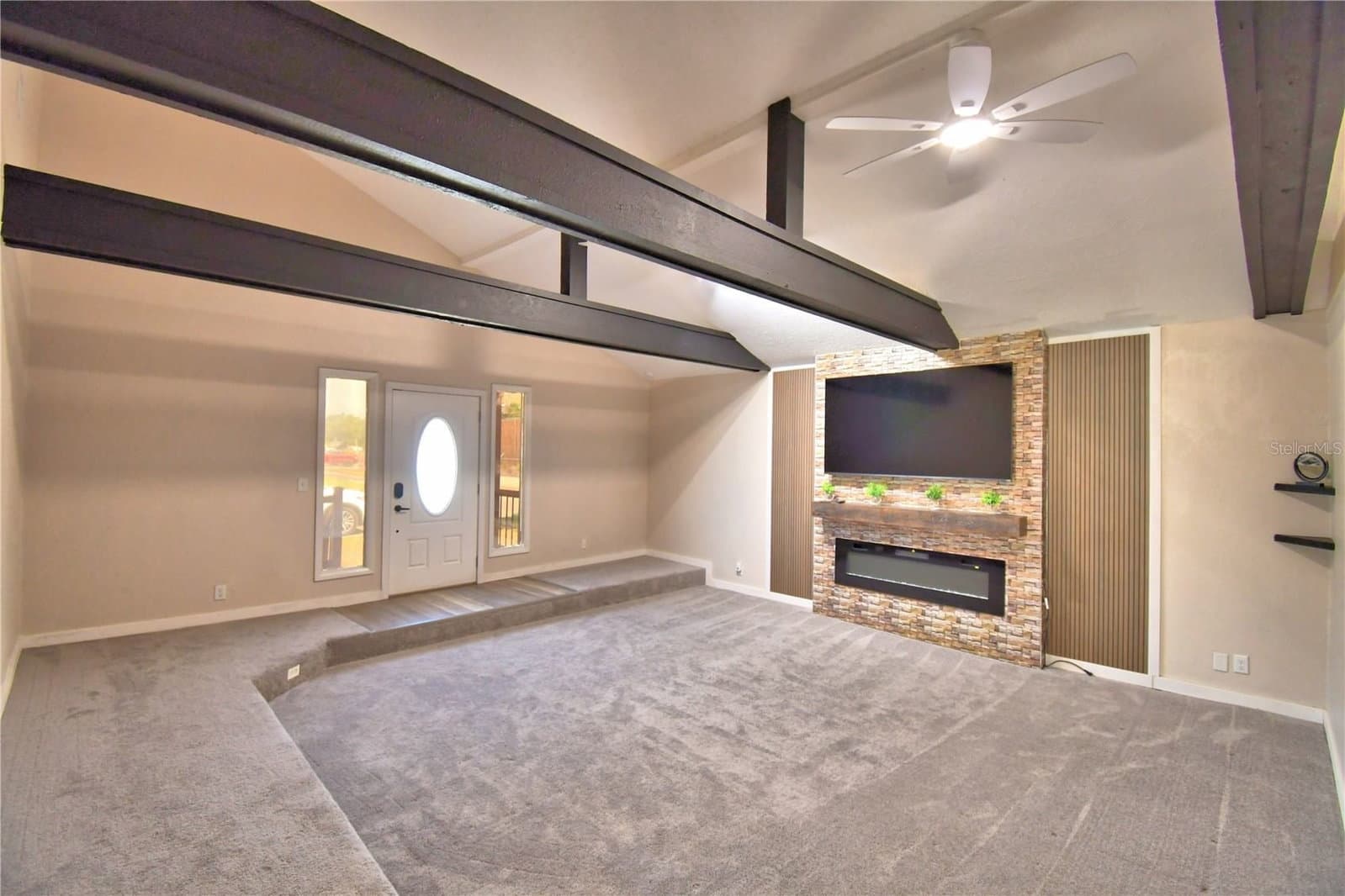 Photo 4 of 208 CENTER