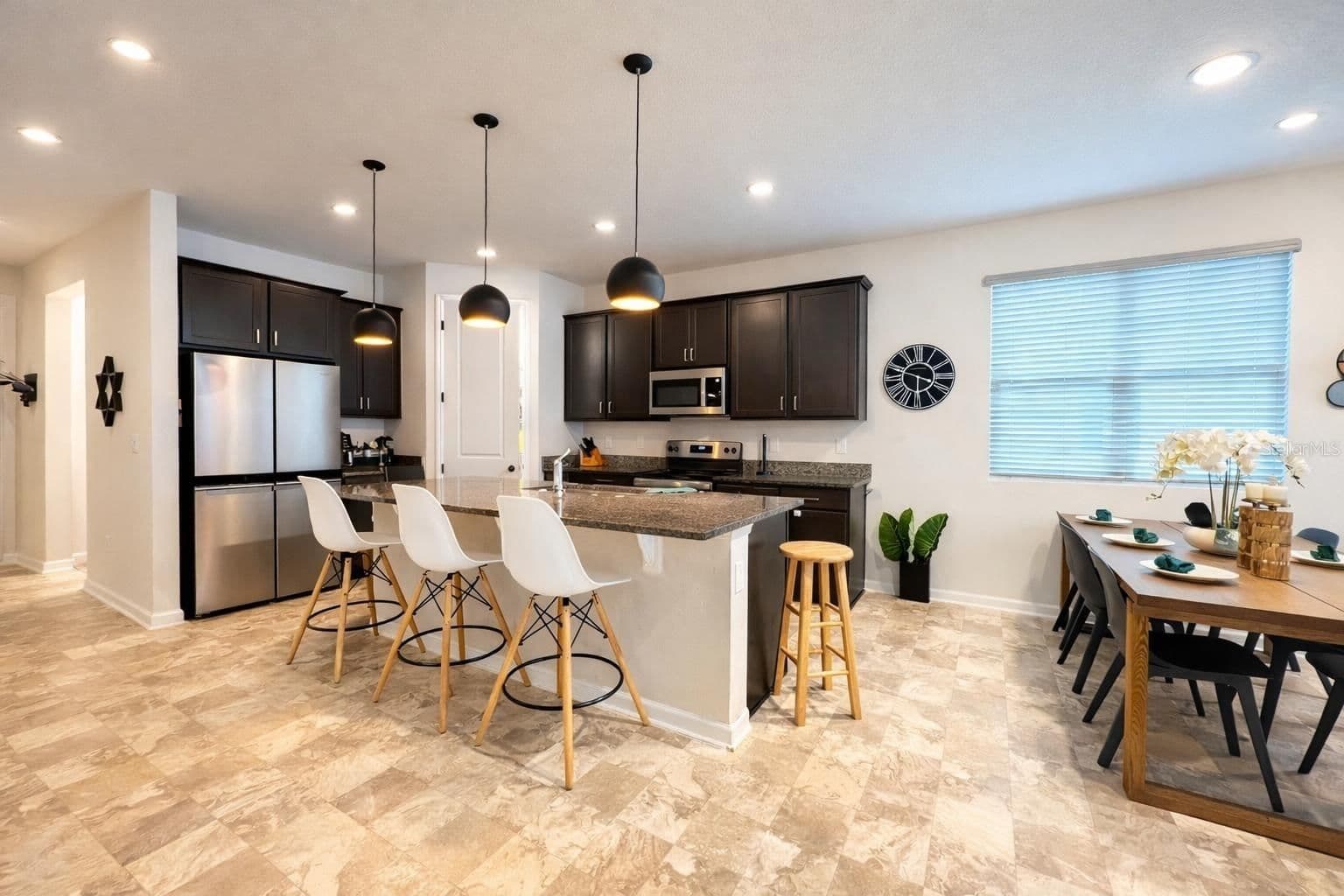 1220 MATTIE POINTE