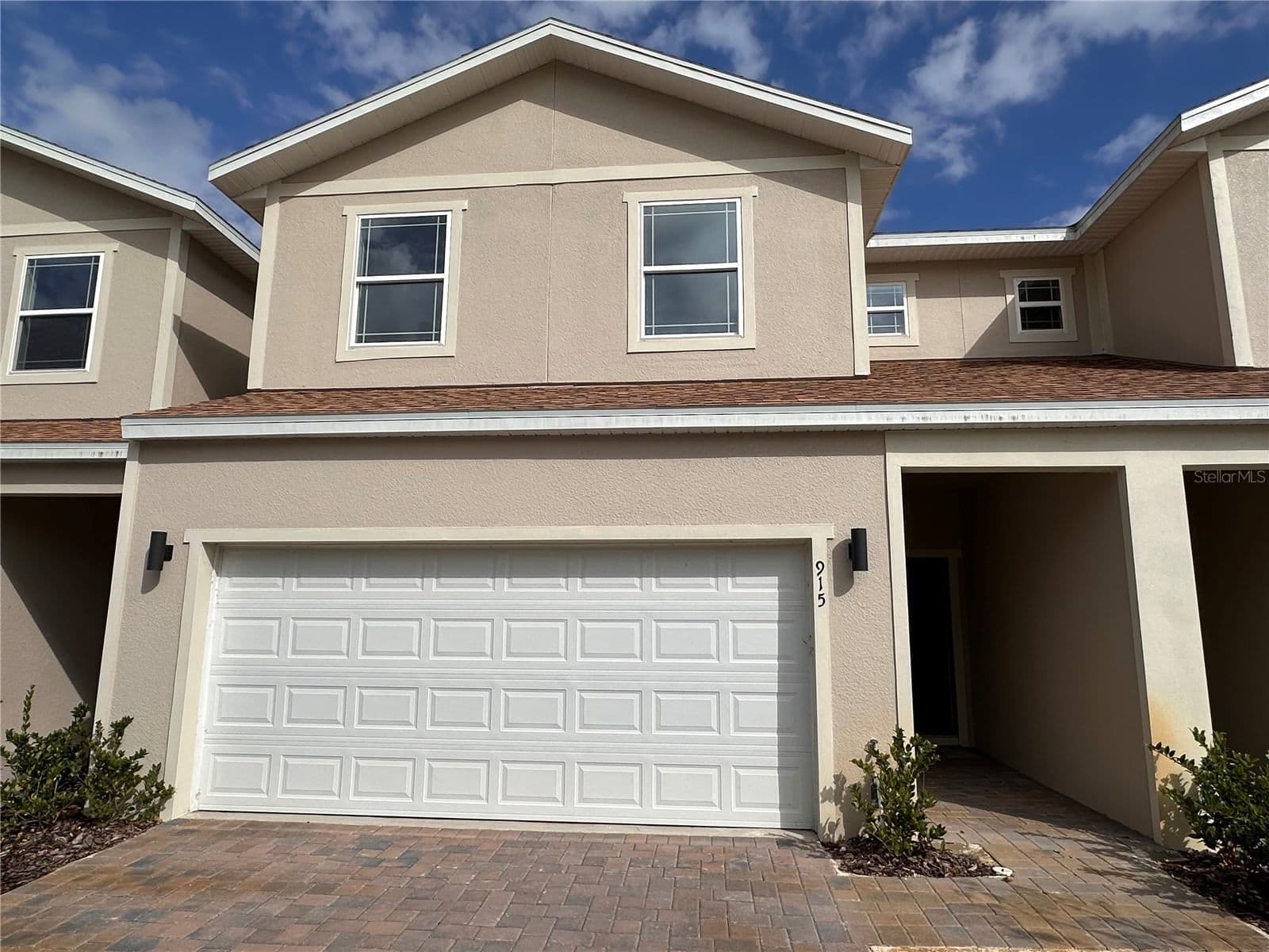 915 LAKEFRONT VILLAGE