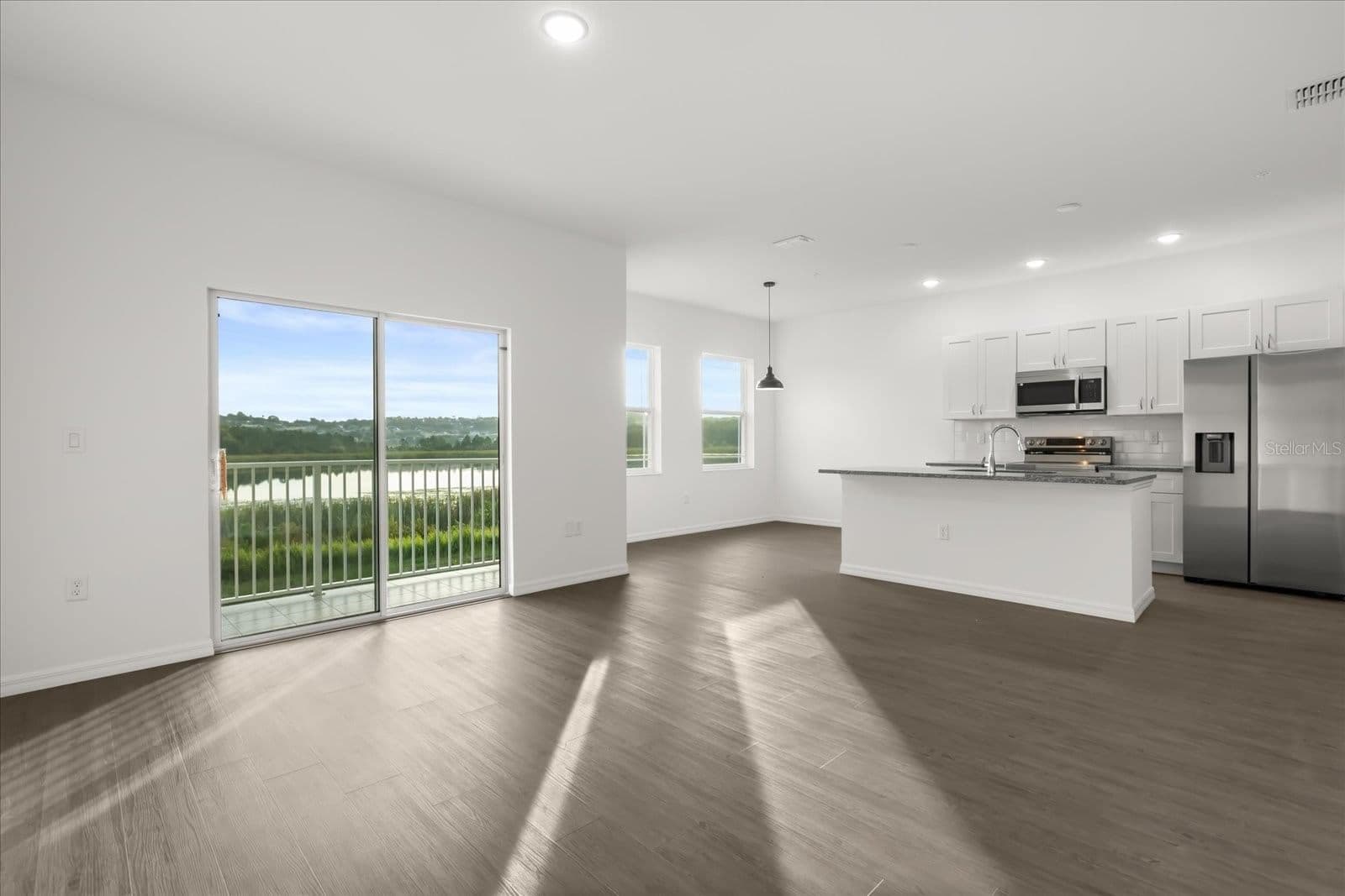 915 LAKEFRONT VILLAGE