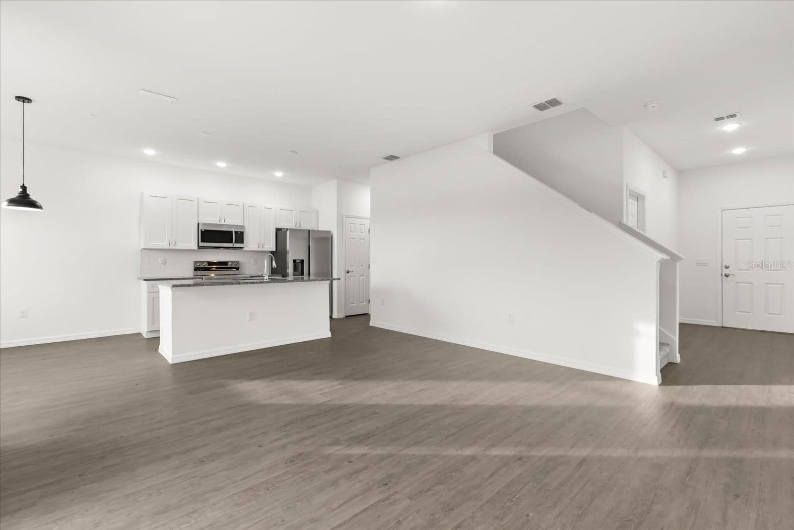 915 LAKEFRONT VILLAGE