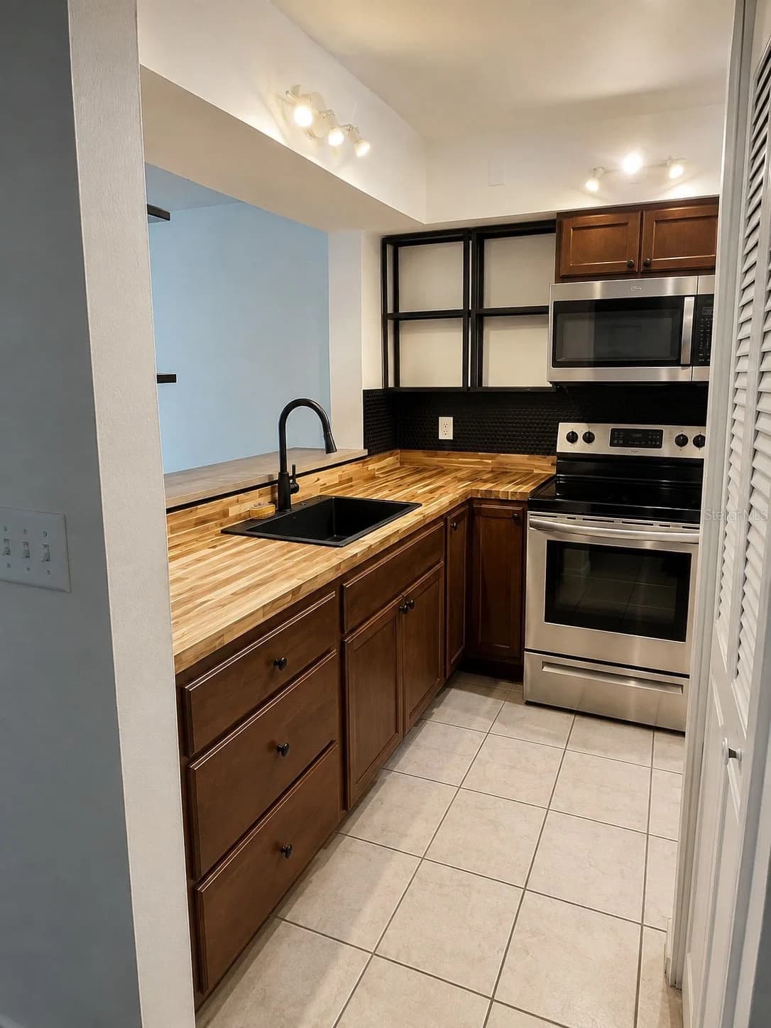 2900 SEMORAN Boulevard #B1