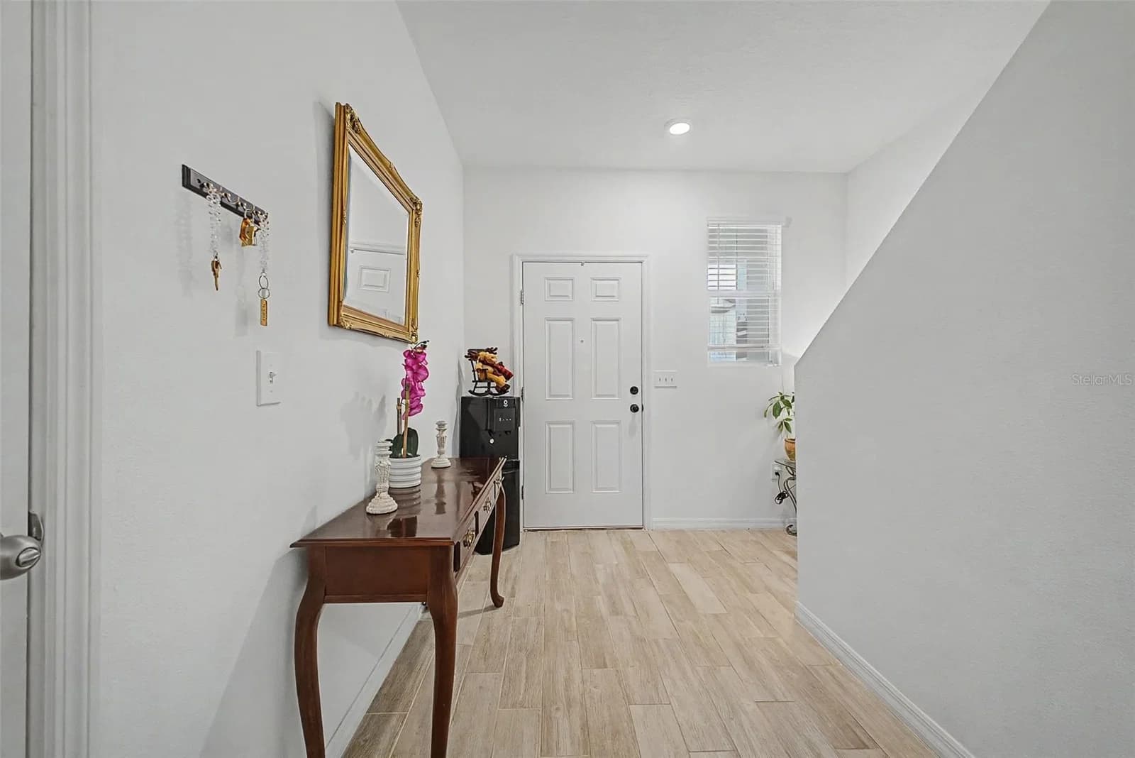 Photo 5 of 879 GRANDIN Street