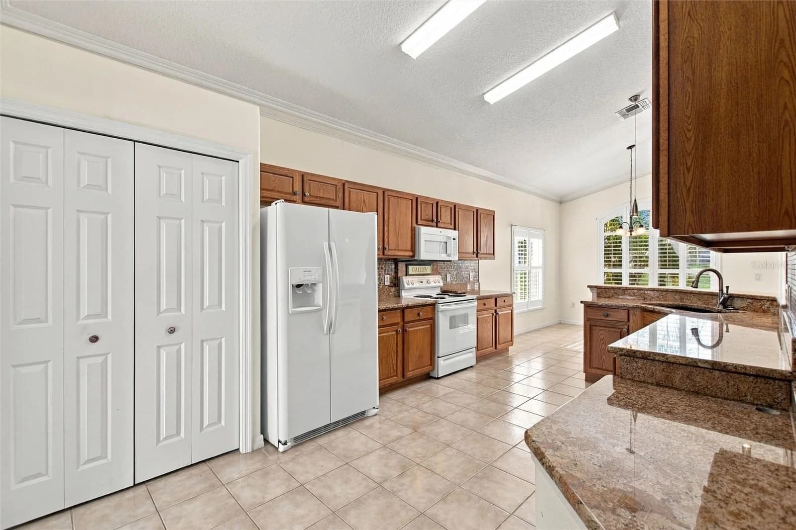 Photo 5 of 409 ROYAL PALM DR