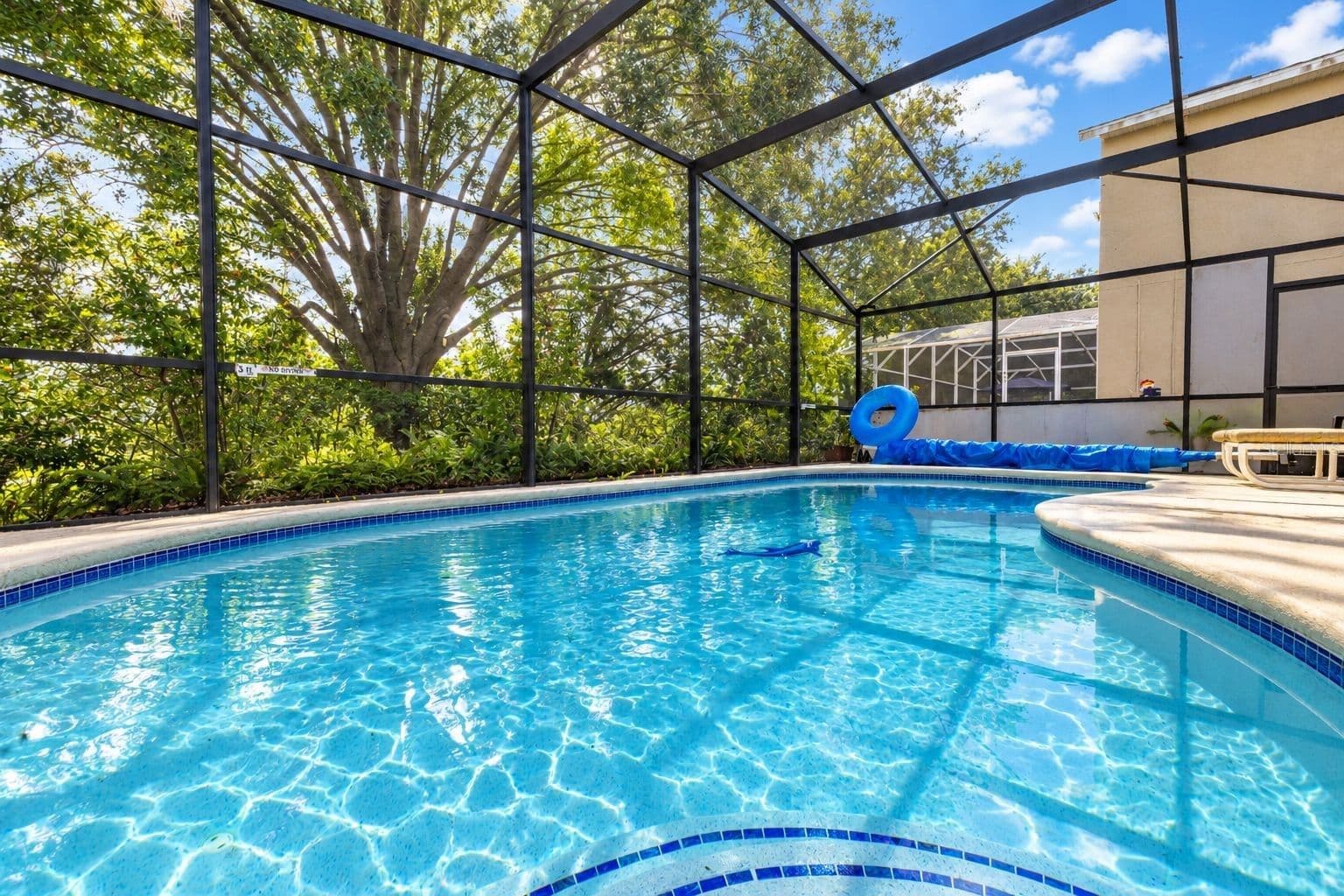 425 CASTLEMAIN Circle